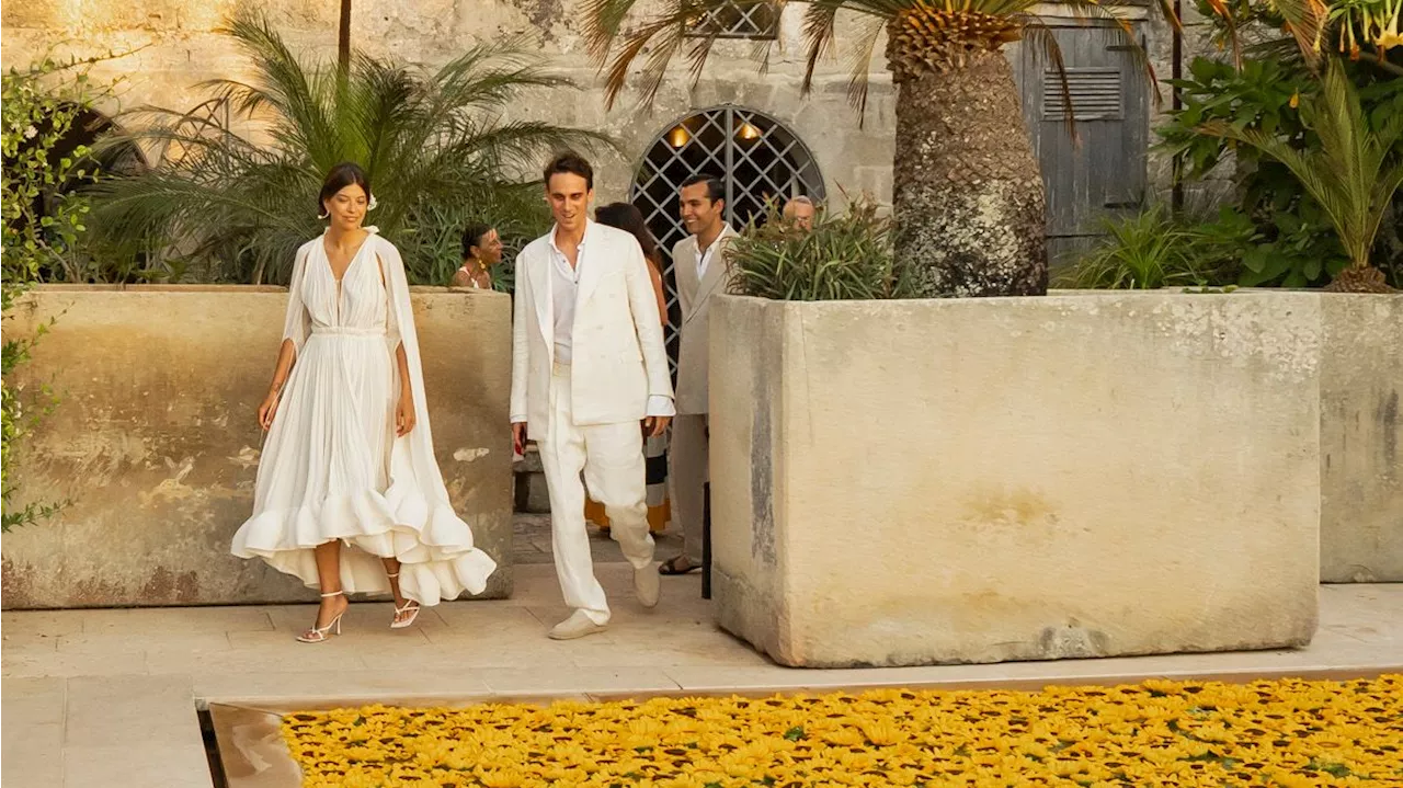 Pour ce mariage dans un couvent des Pouilles, la robe de mariée asymétrique était une sublime pièce Lanvin