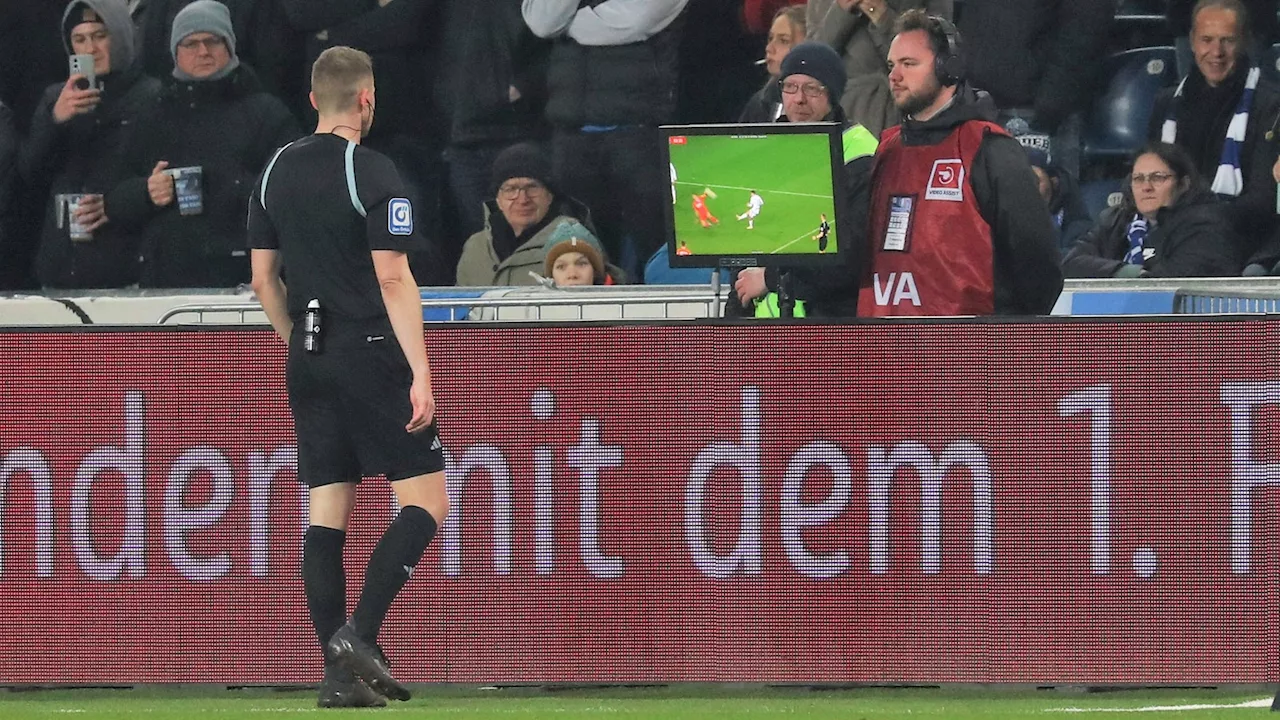 Testphase mit Schiedsrichter-Durchsagen beim VAR in der Fußball-Bundesliga
