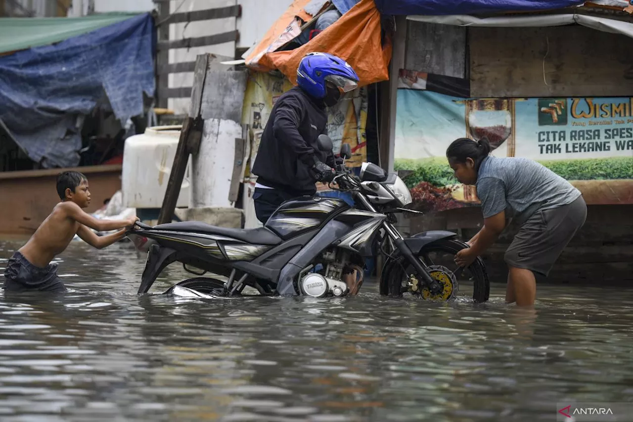 Banjir Rob Jakarta, Beberapa Jalan Terendam hingga 50 Cm