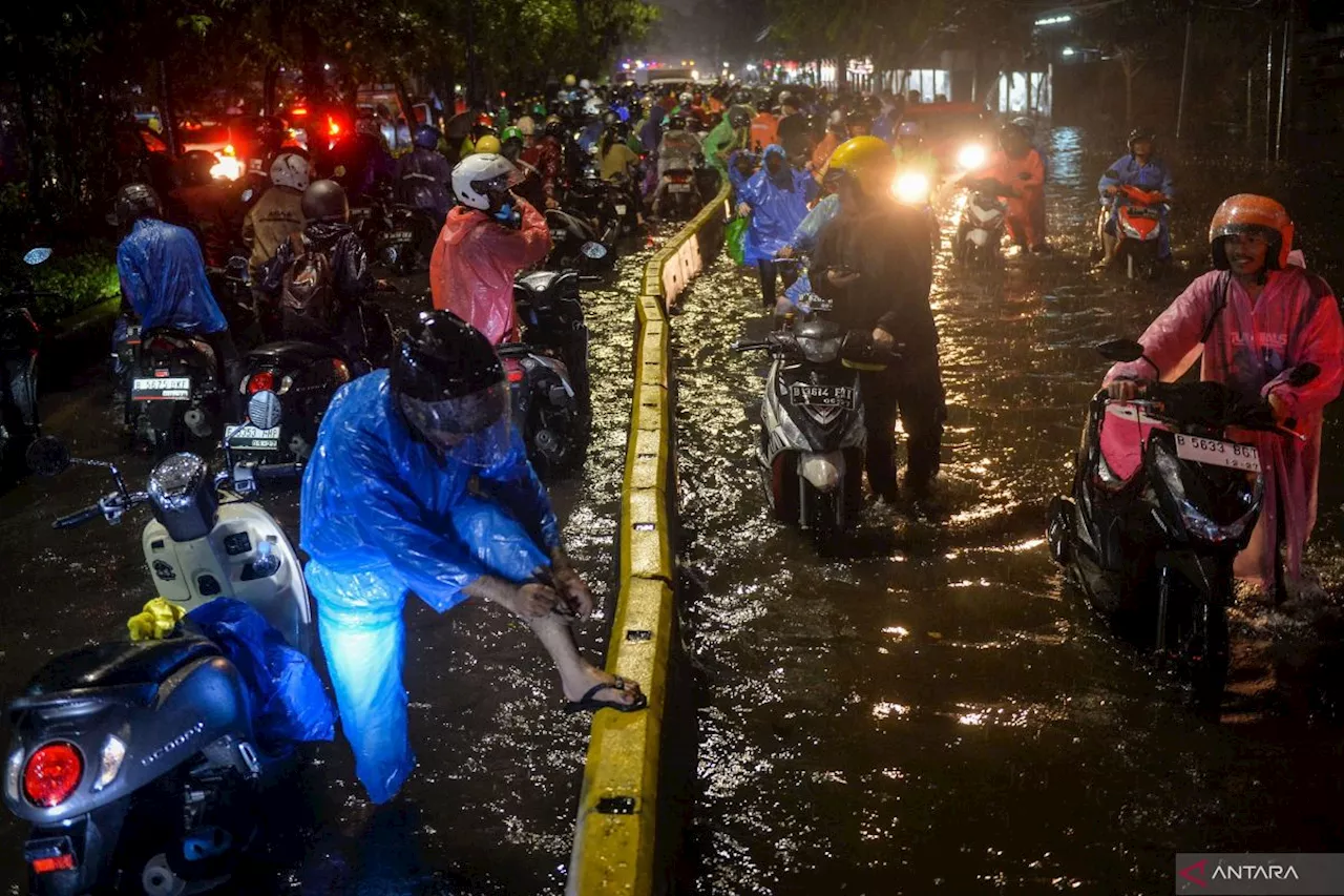 BPBD: Tiga RT di Semper Barat terendam banjir hingga 70 centimeter