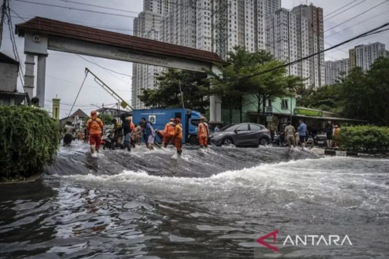 Enam ruas jalan di Jakut terendam banjir akibat curah hujan tinggi