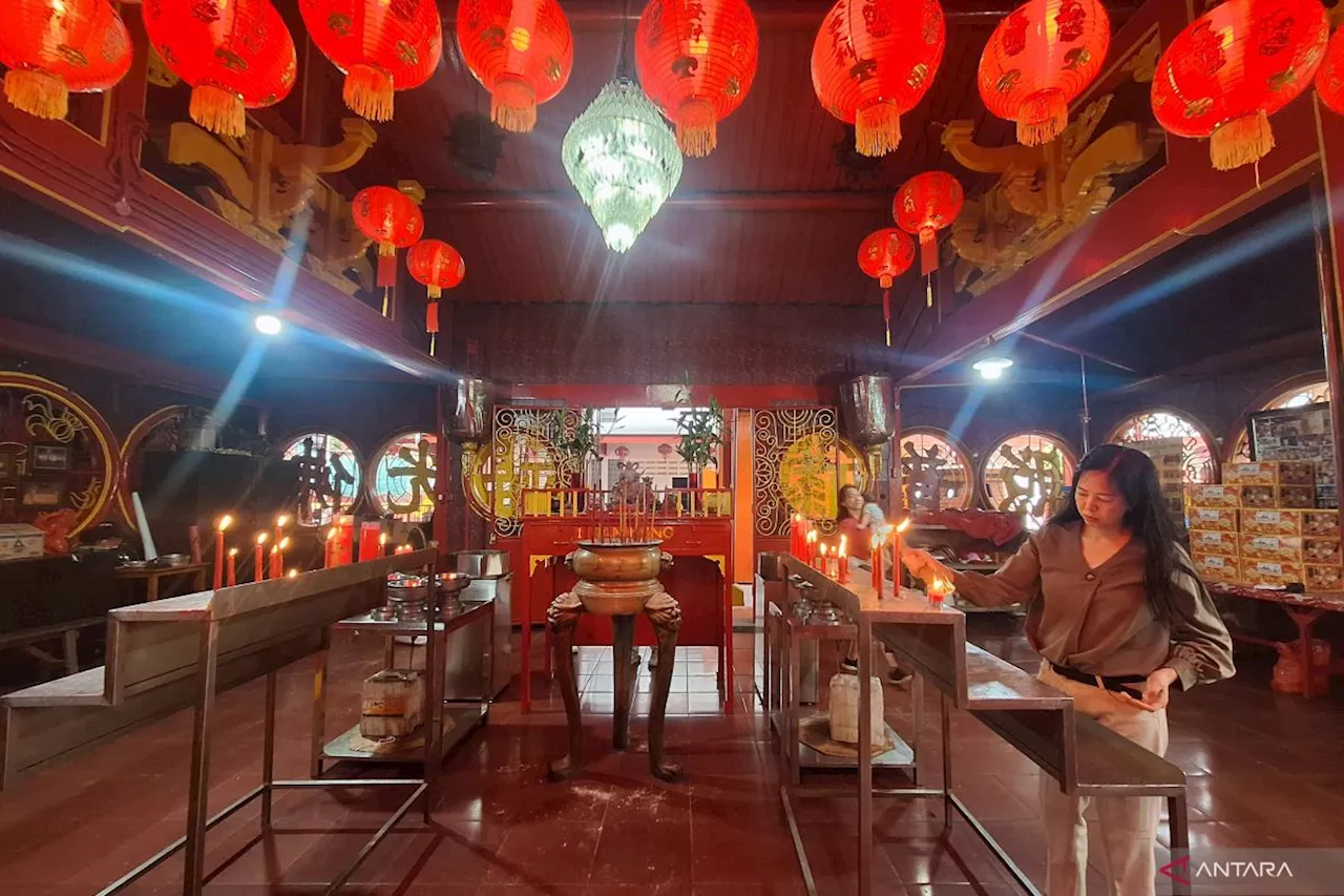 Warga Tionghoa Padati Vihara Jelang Imlek 2576