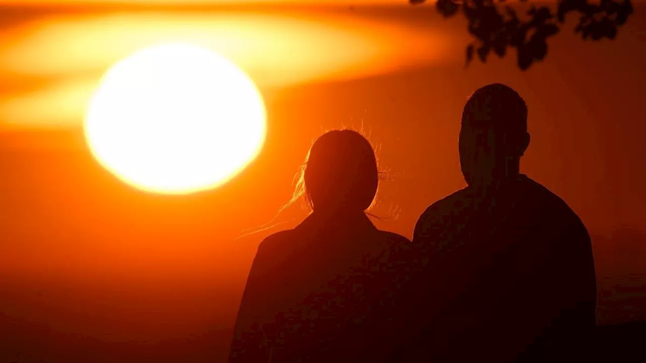 Frauen und Männer ziehen jüngere Partner an