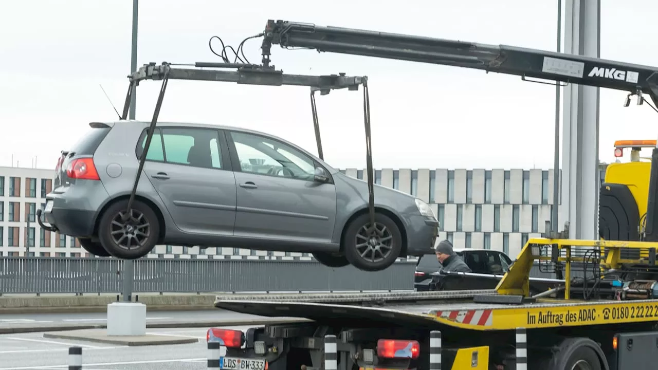 Berlin: VW Golf nach einem Jahr am Flughafen BER abgeschleppt