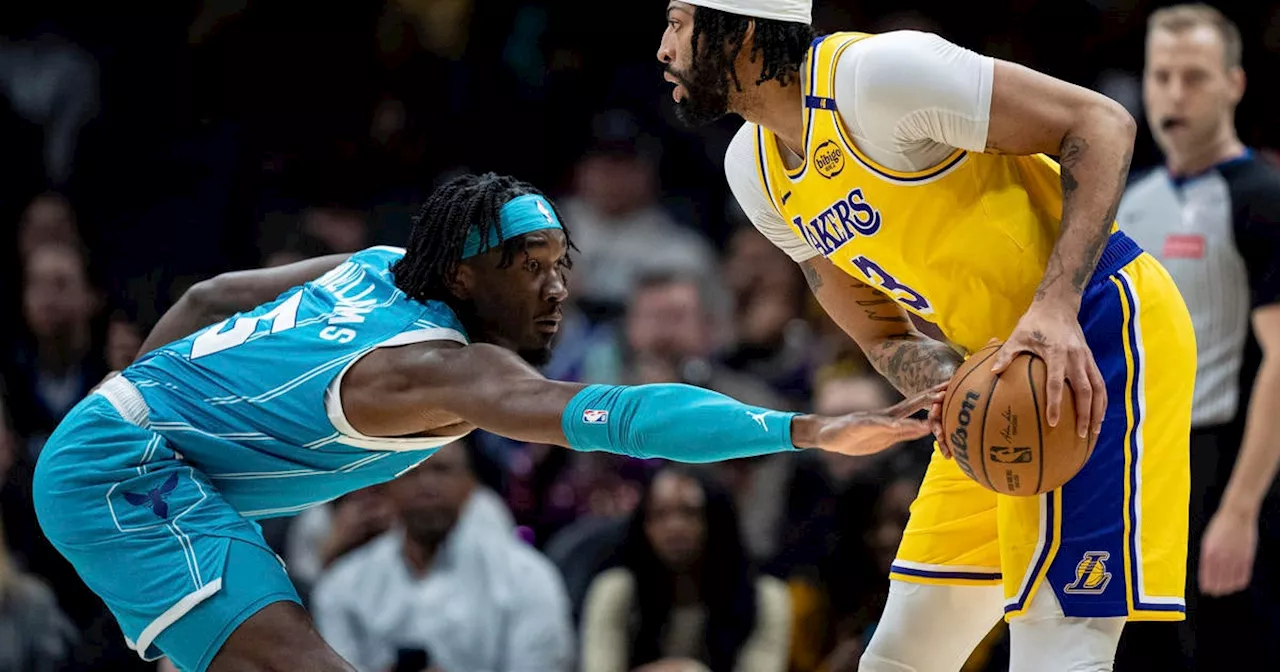 Anthony Davis Leads Lakers to Fourth Straight Win Over Hornets