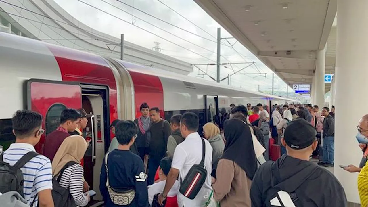 Penumpang Kereta Cepat Whoosh Pecah Rekor Lagi, Stasiun Penuh Sesak