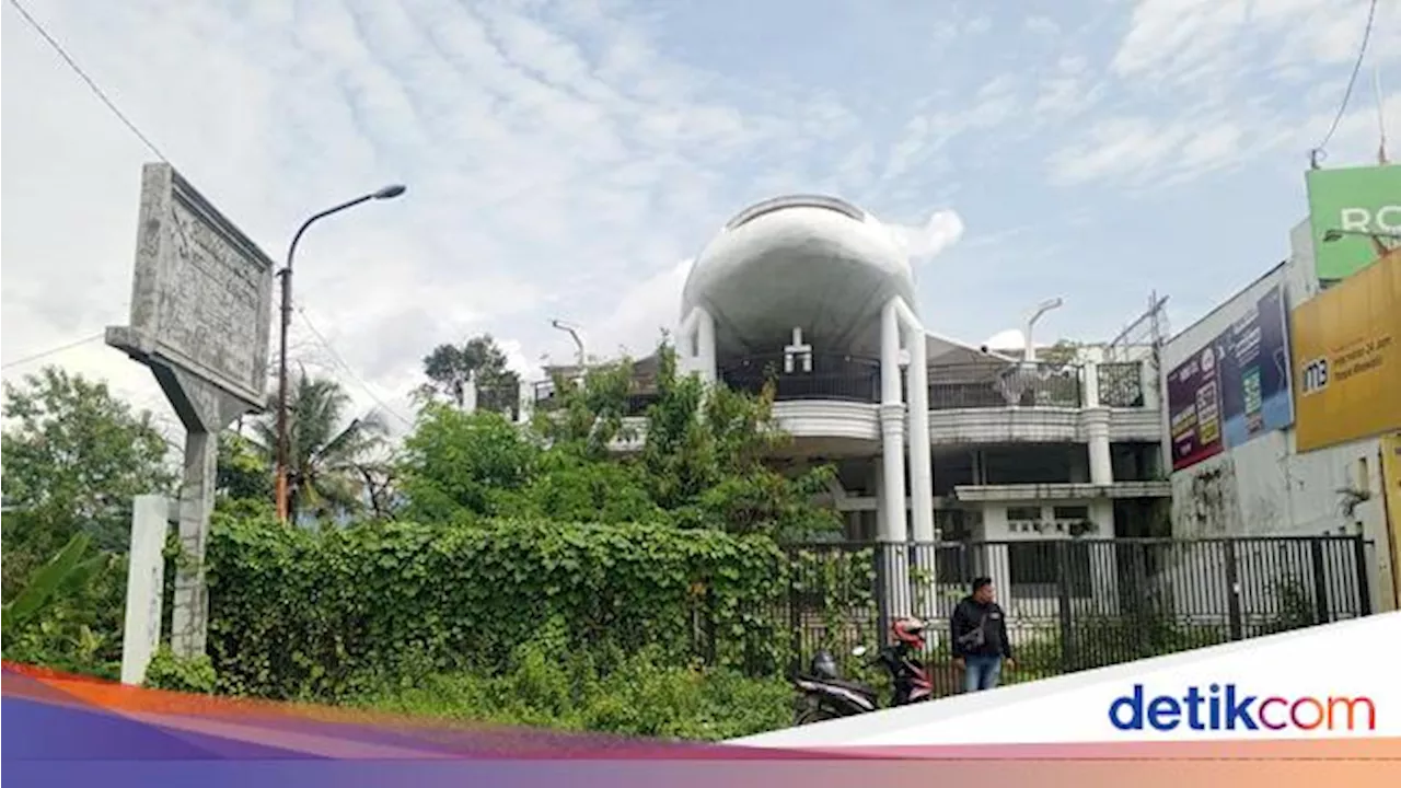 7 Tahun Terbengkalai, Rumah yang Ada Pesawat di Atap Ini Dijual Rp 3 M!