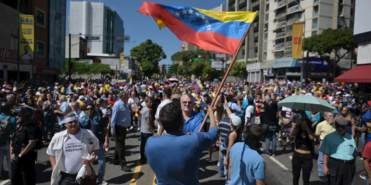 Venezuela fija fecha para elecciones legislativas y regionales ; Machado insiste en boicot