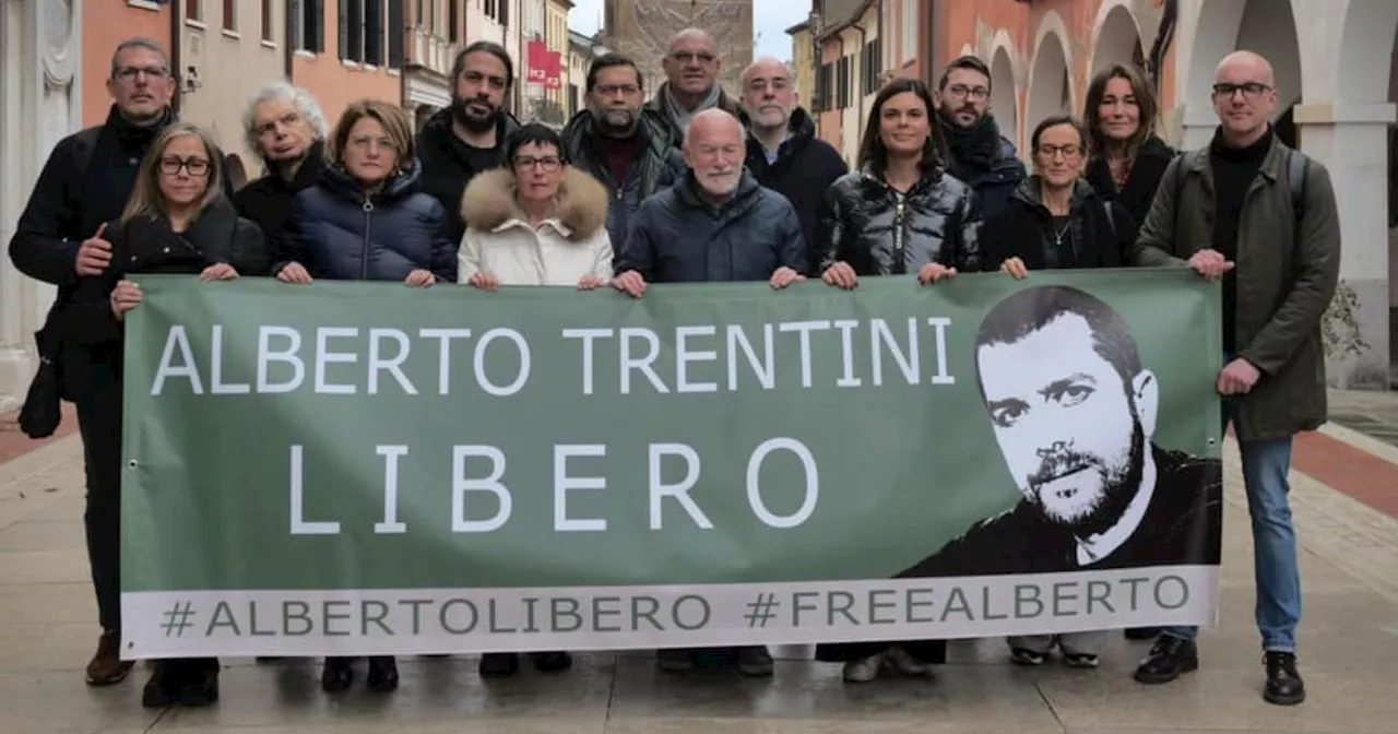 “Alberto Trentini libero”: lo striscione appeso dal municipio di Mestre