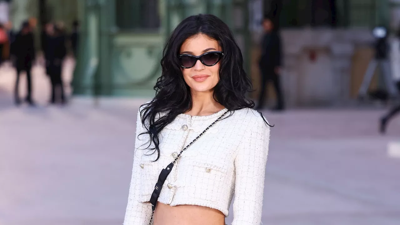 Kylie Jenner revoluciona París con minifalda de 'tweed' y los tacones favoritos de Carlota Casiraghi