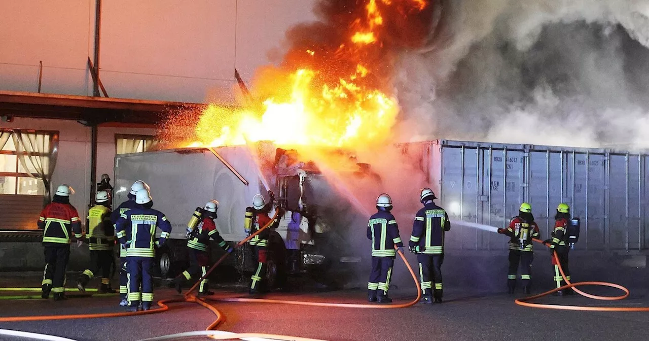 Lastwagen steht auf Betriebsgelände in Oberdorf in Flammen