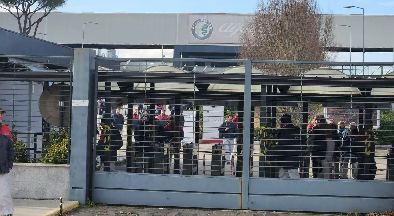 Stellantis Cassino, il rientro in fabbrica dopo 2 mesi di stop. Operai pessimisti: «Nostro futuro incerto»