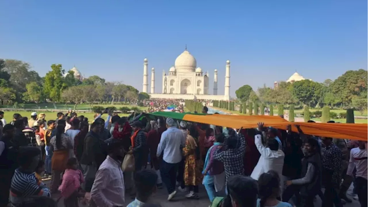 Taj Mahal Urs: शाहजहां उर्स में चढ़ाई गई 1640 मीटर लम्बी चादर, भगवा झंडा लेकर आई महिला को पुलिस ने पकड़ा