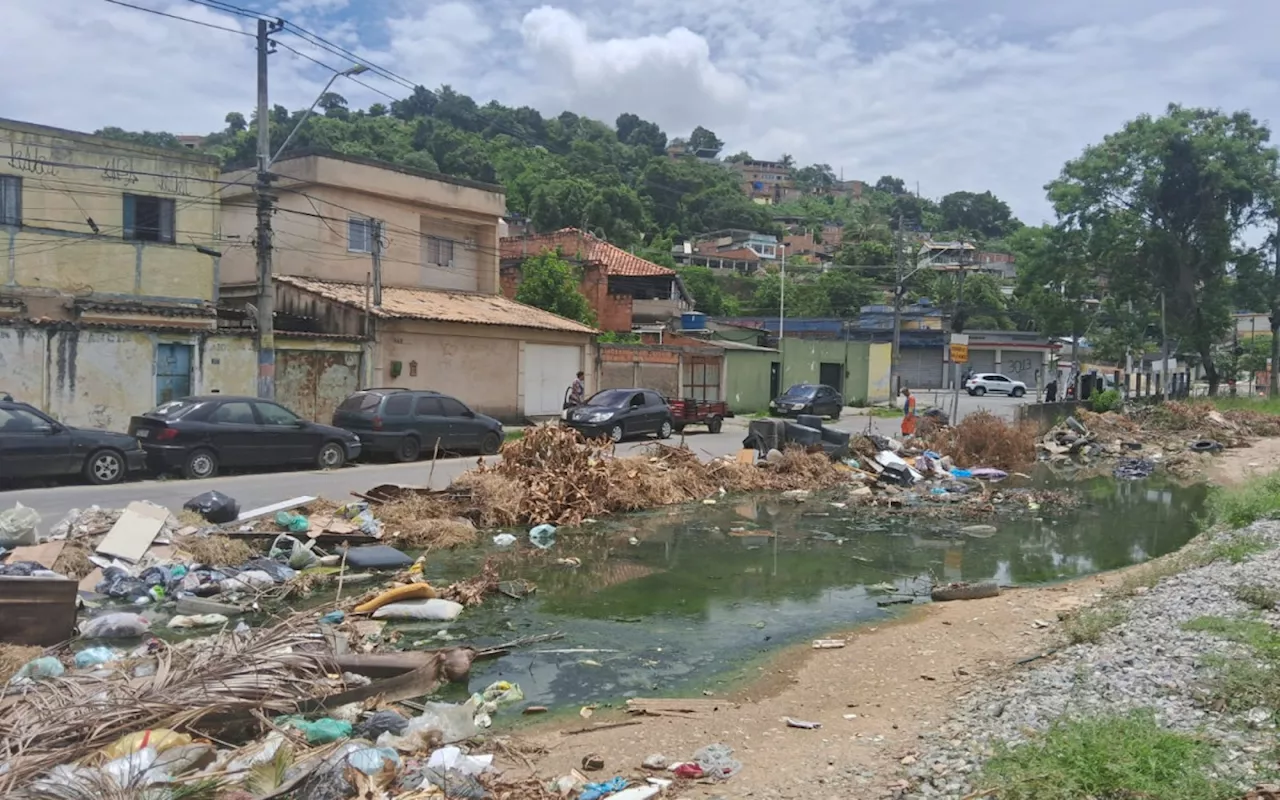 Canteiro em Nova Iguaçu se transforma em depósito de lixo e vala de esgoto a céu aberto