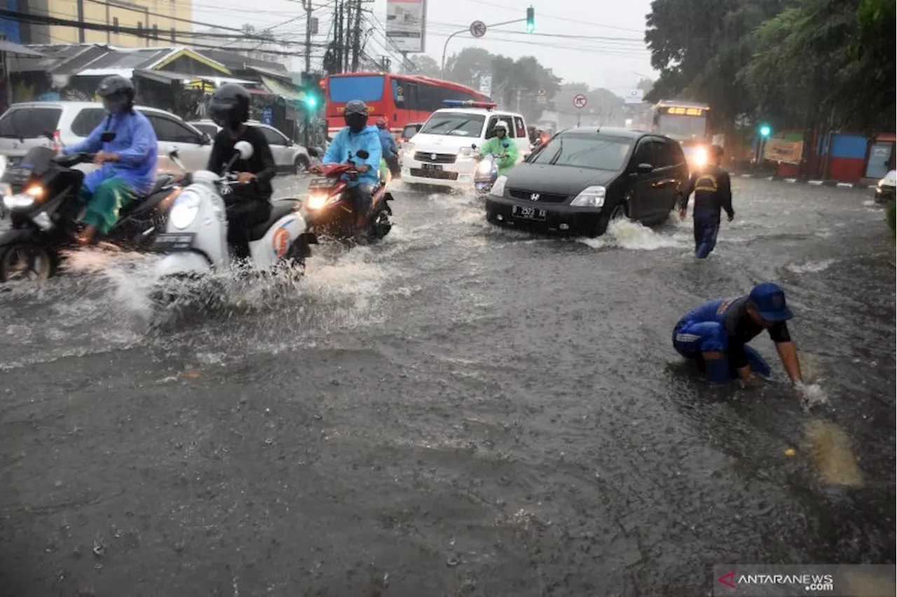 Satu Unit Minibus Tercebur ke Kali di Jakut Saat Hujan Deras