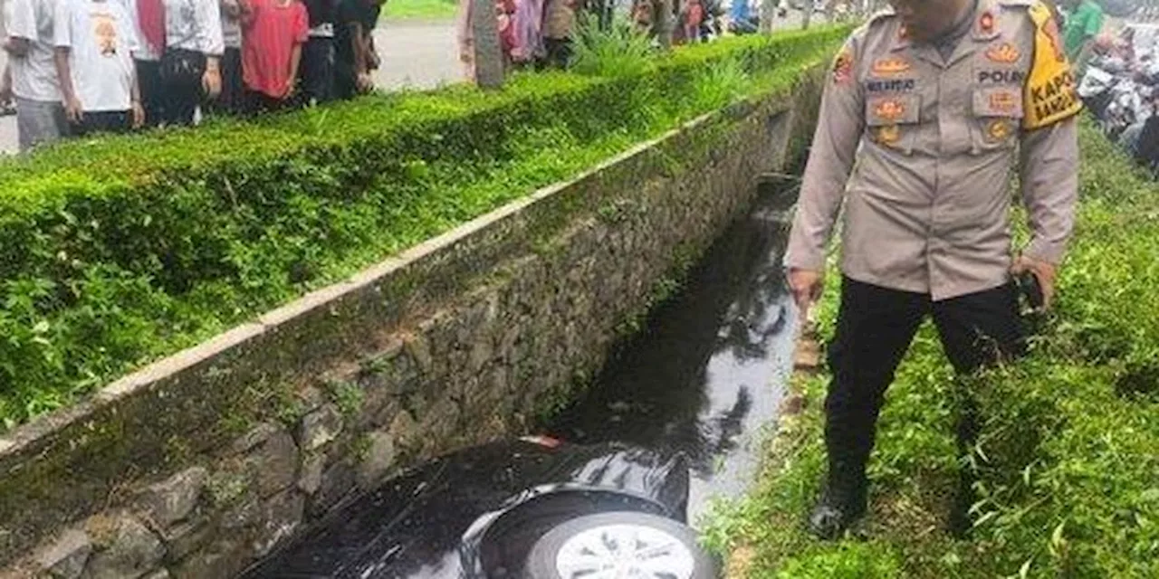 Mobil Tiba-Tiba Nyungsep ke Gorong-Gorong, Sopir di Bandung: Saya Juga Bingung