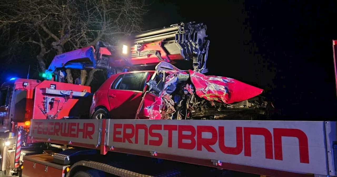 Pkw prallte gegen Baum: Unfall nahe Ernstbrunn endete tödlich