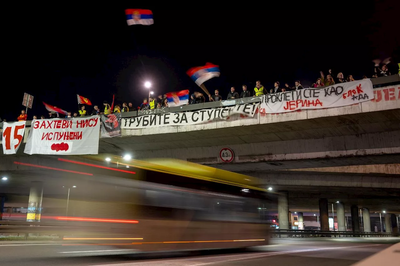 Des milliers de Serbes s'apprêtent à passer la nuit à manifester