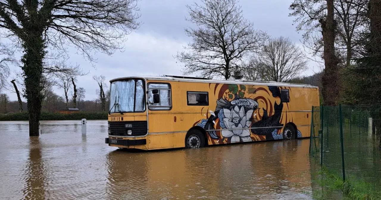 «Jusque-là nous étions en panne. Maintenant, nous sommes à la rue» : la famille bloquée avant son tour d’Europe en bus victime des inondations