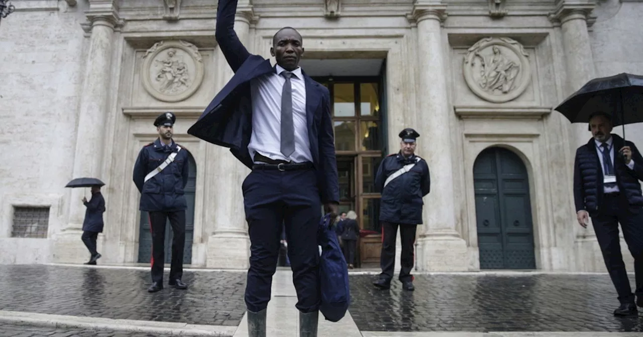 Aboubakar Soumahoro graziato dai giudici, ma ora può essere cacciato dal Parlamento