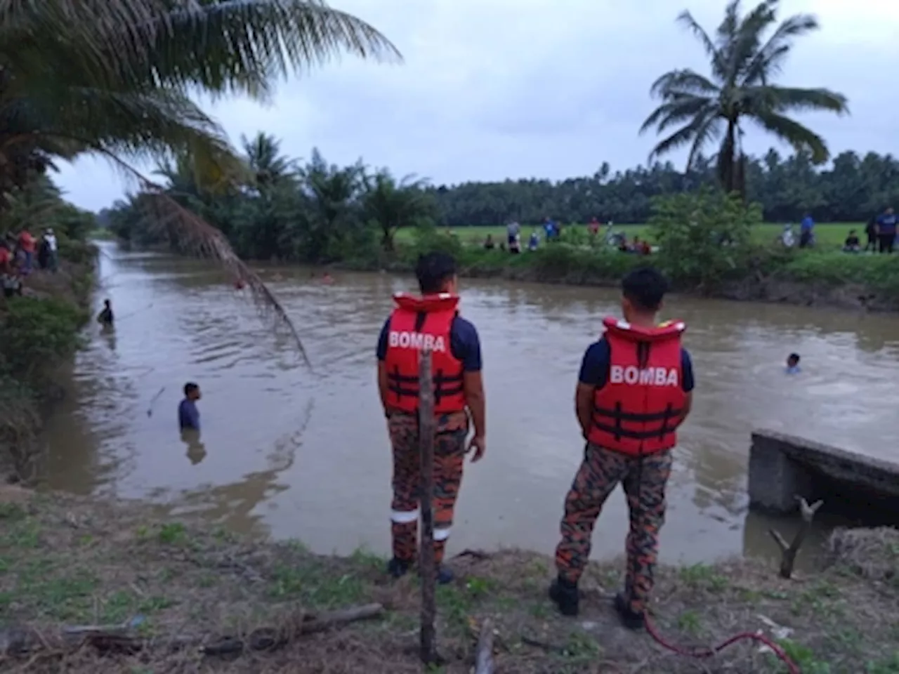 Teen drowns while trying to save brother in Bachok; search for younger sibling ongoing, says Kelantan Fire Dept