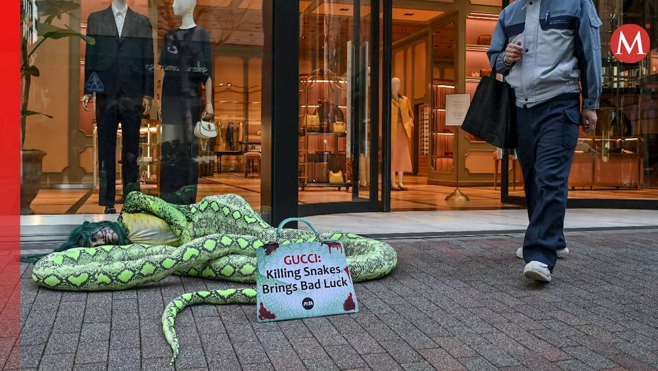 Activista de PETA vestida de serpiente se manifestó en tienda Gucci