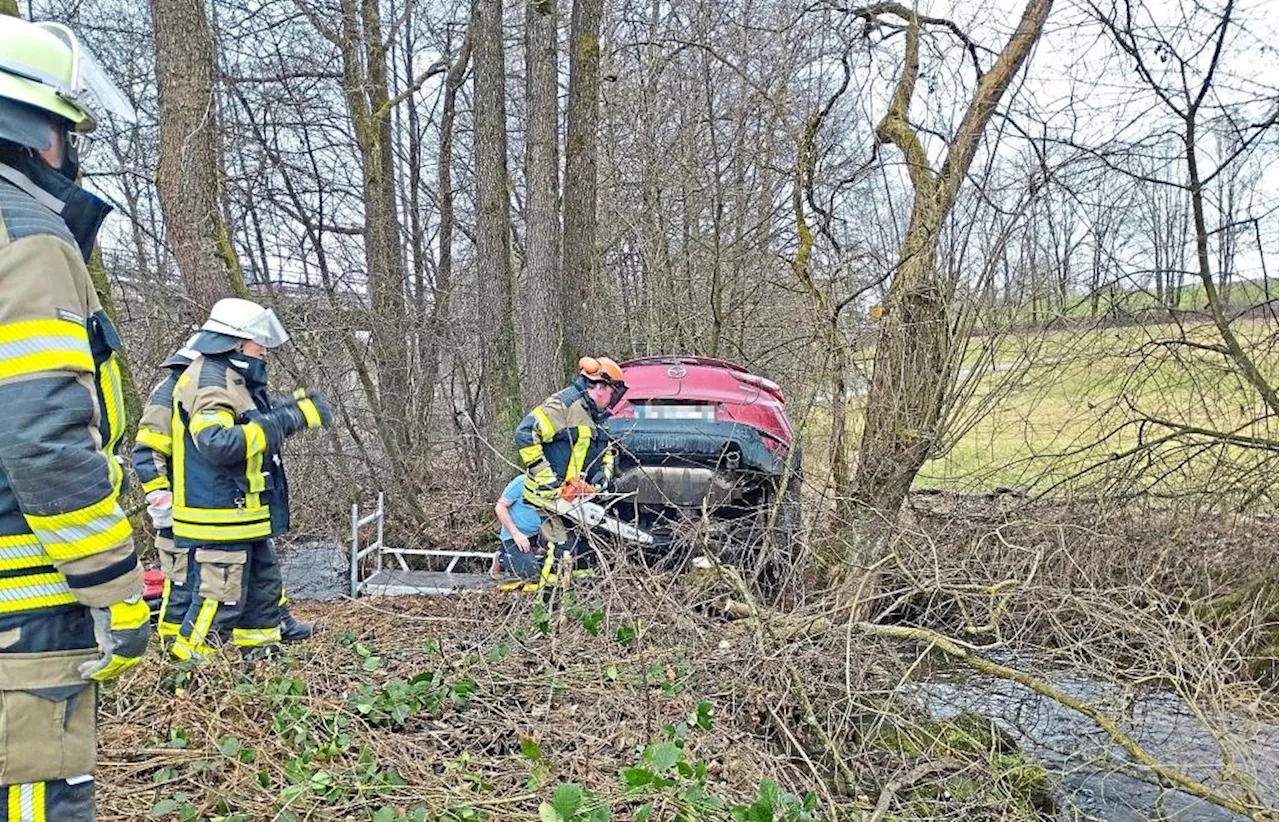 Unfall auf der Staatsstraße 2138: Autofahrerin verletzt, Fahrzeug im Bach