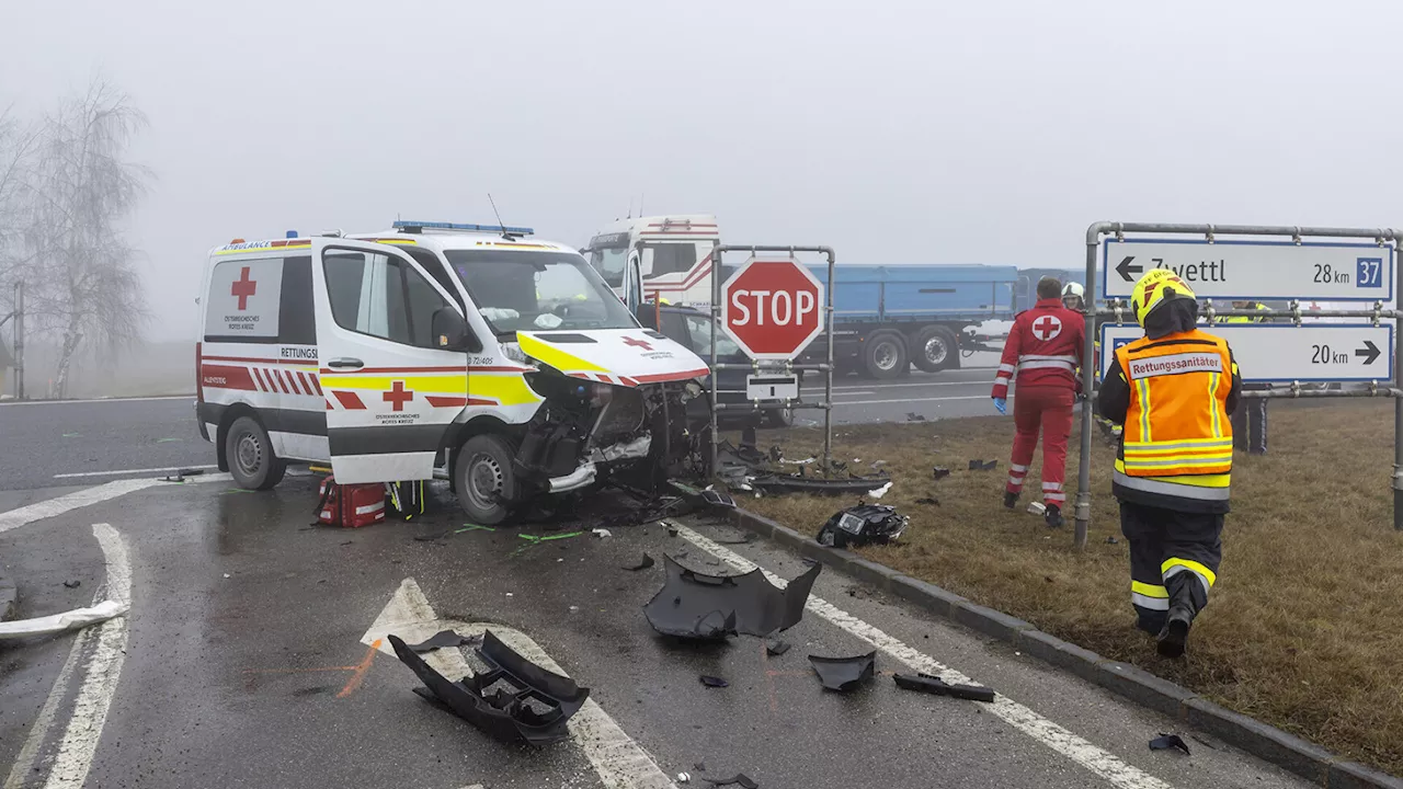 Rotkreuz-Auto „abgeschossen“: Drei Verletzte bei Unfall auf B 37