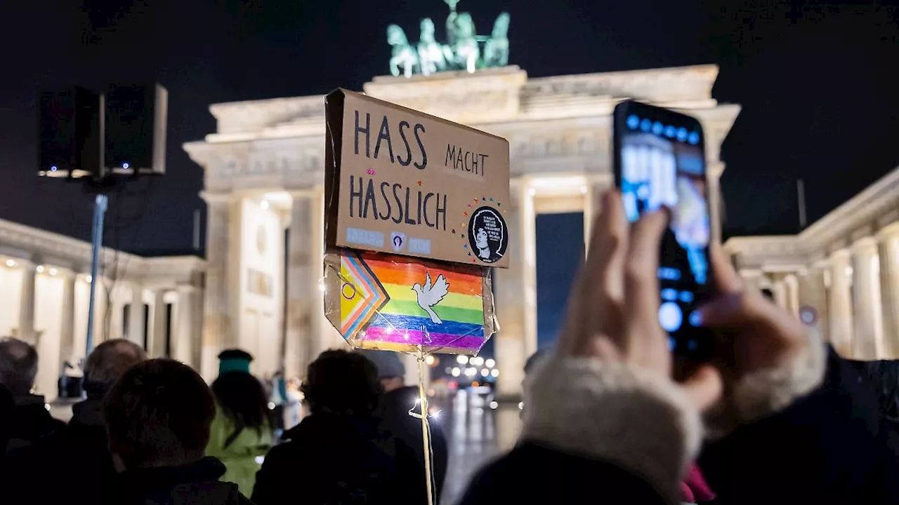 Berlin & Brandenburg: Menschen demonstrieren am Brandenburger Tor gegen Rechts