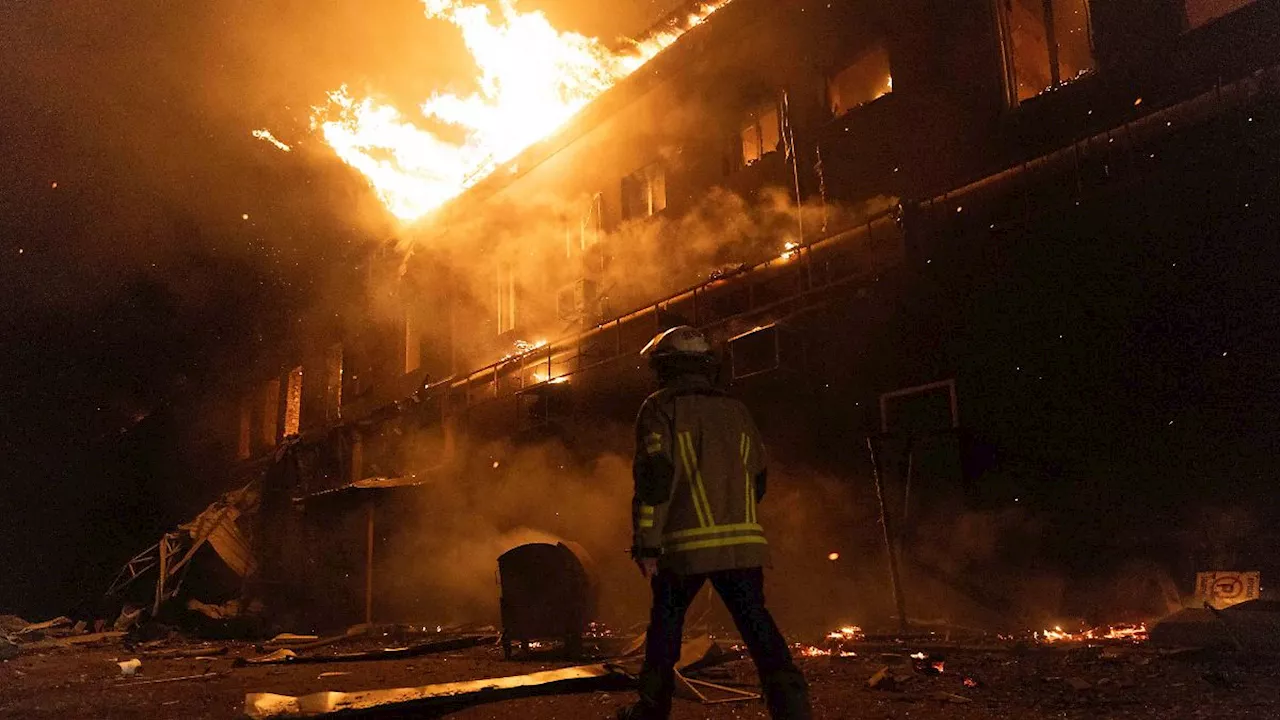 Großangelegter Angriff: Russische Drohne setzt Fabrik in Charkiw in Brand