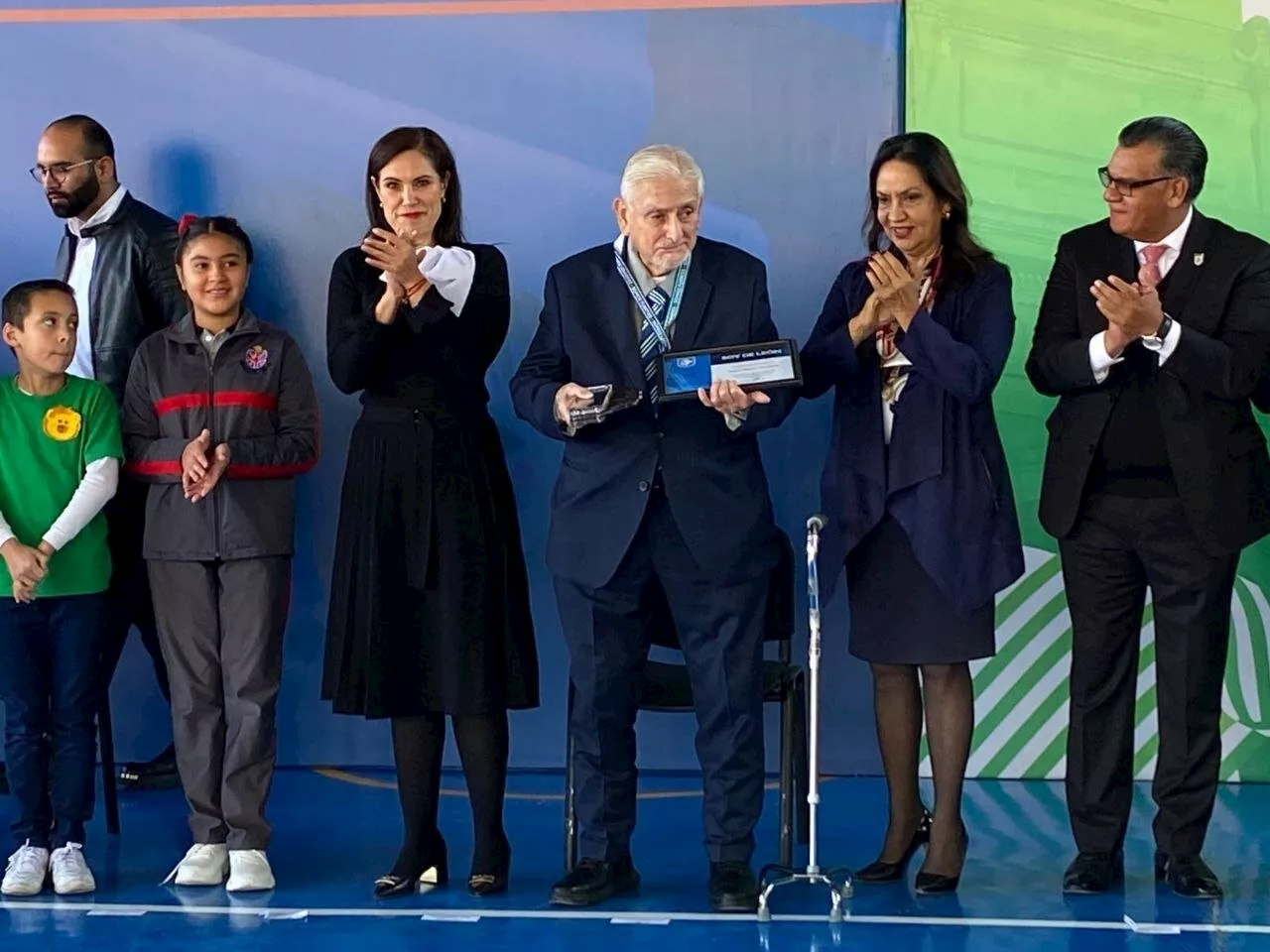 Pedro Medina recibe el premio Soy de León por su trayectoria como beisbolista y labor en la Cruz Roja