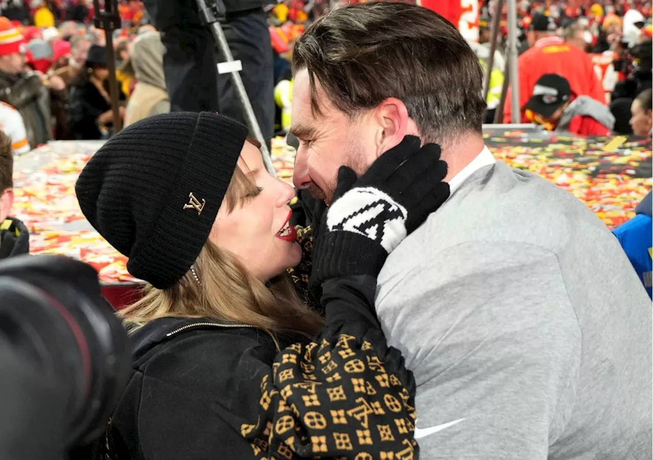 Kansas City Chiefs im Super Bowl: Taylor Swift und Travis Kelce küssen auf dem Feld