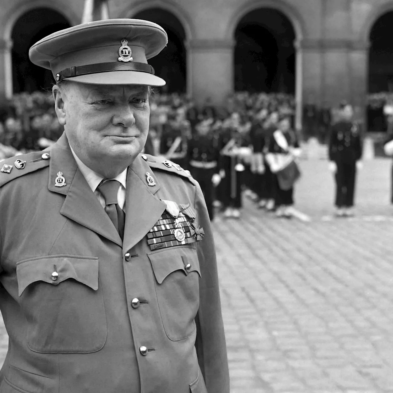 Winston Churchill : radio, officiers de liaison, argent... Comment a-t-il aidé De Gaulle à libérer la France ?