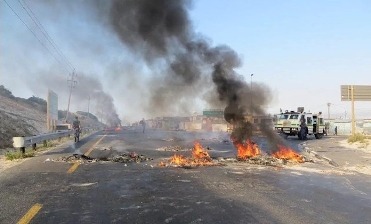 Law enforcement deployed to Dutywa amid protests - SABC News - Breaking news, special reports, world,