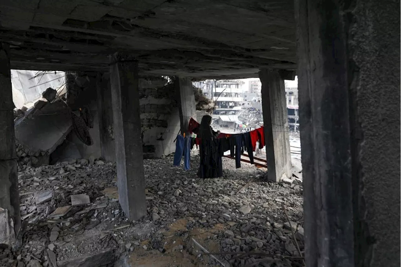 Thousands of Displaced Palestinians Return to Gaza Homes Amidst War's Devastation