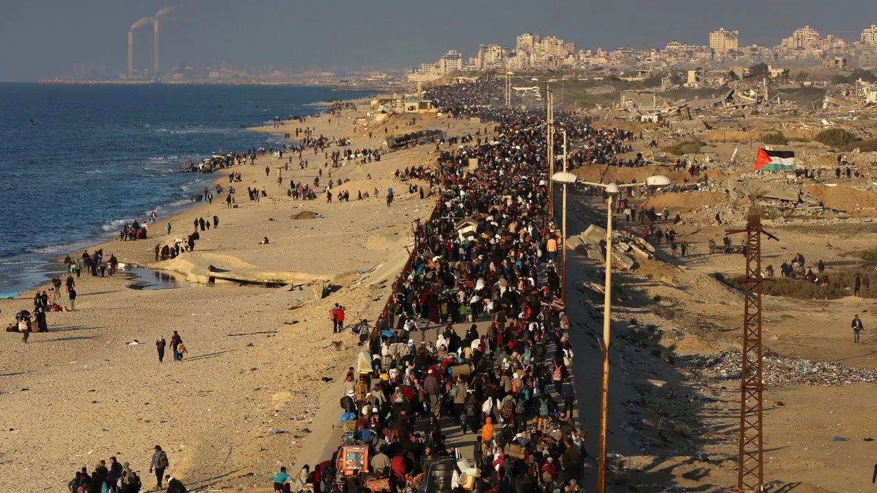 Palestinians Begin Long March Home to War-Torn North Gaza