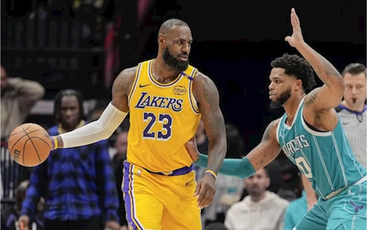 LeBron James supera gli Charlotte Hornets in punti e assist