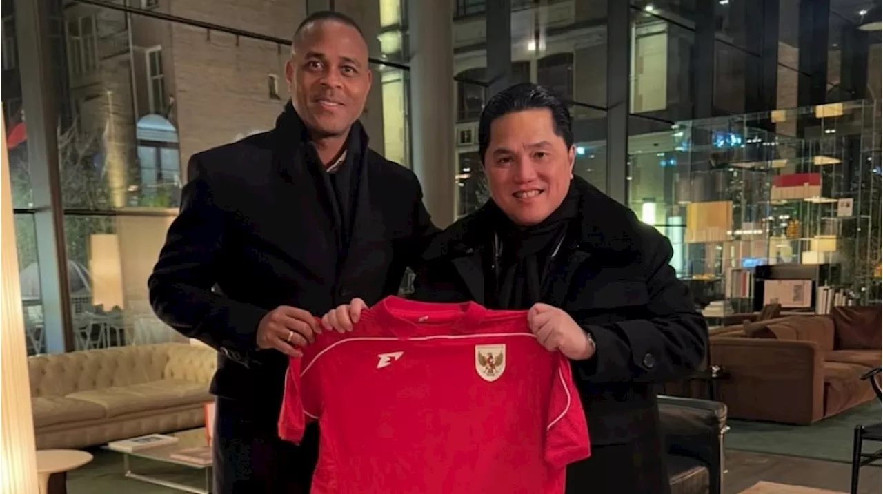 Patrick Kluivert Dikasih Jersey Terbaru Timnas Indonesia, Erick Thohir Sampaikan Harapan