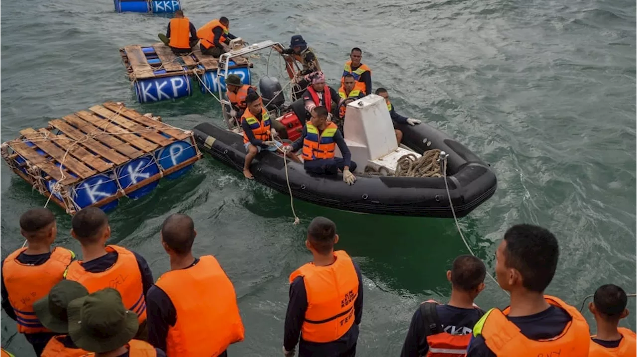 Petugas Bongkar Pagar Laut di Pantai Citius