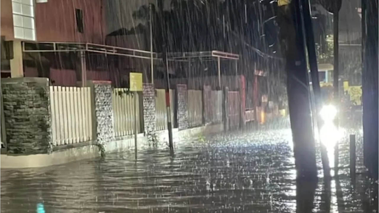 Banjir Merendam Sebagian Jakarta, Warga di Semper Barat Mengungsi