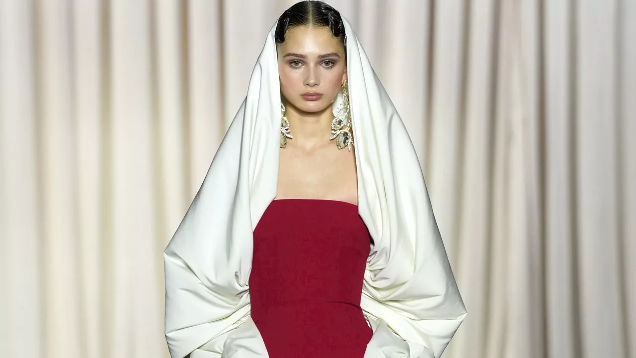 Giambattista Valli Couture Primavera Estate 2025: L'abito da sposa rosso che stupisce