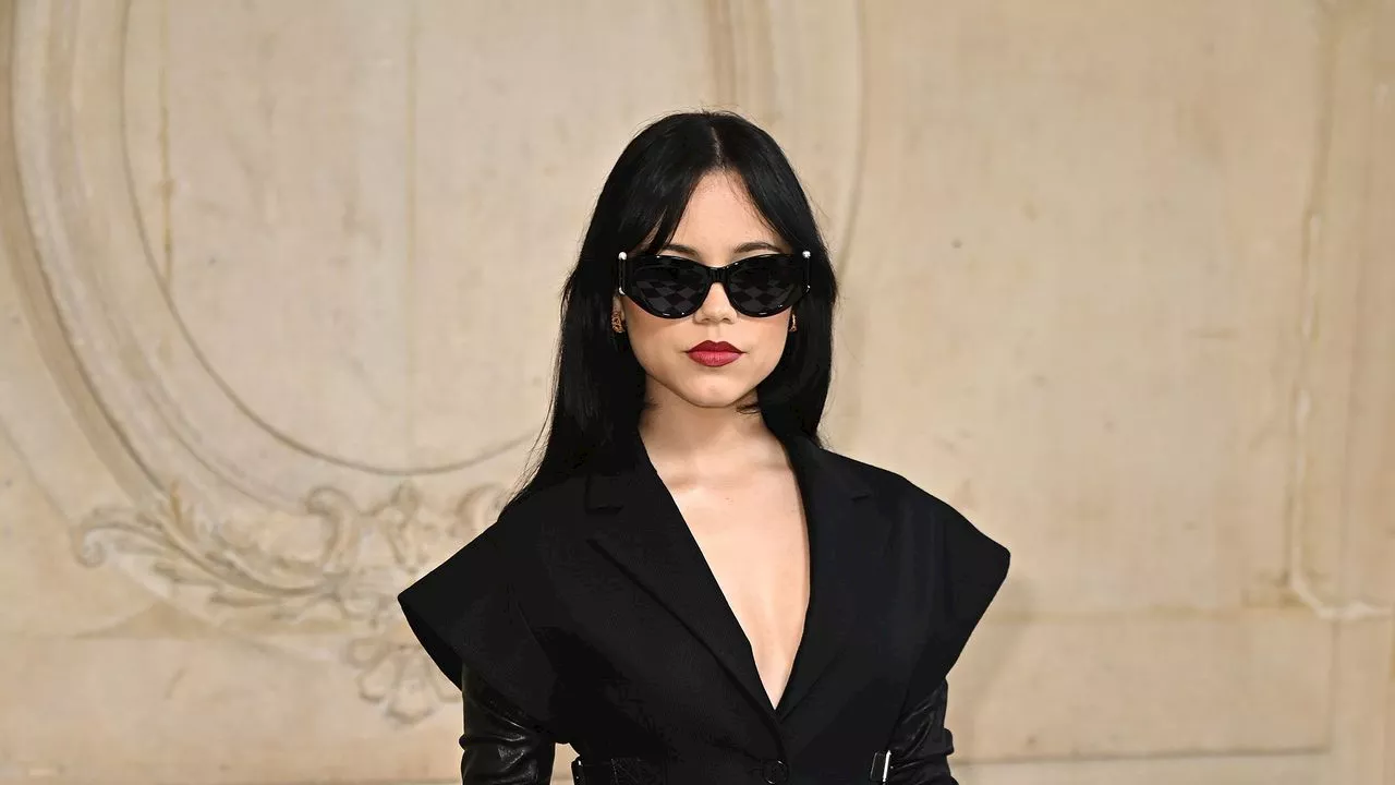 Jenna Ortega inspira moda gótica en el desfile de Dior