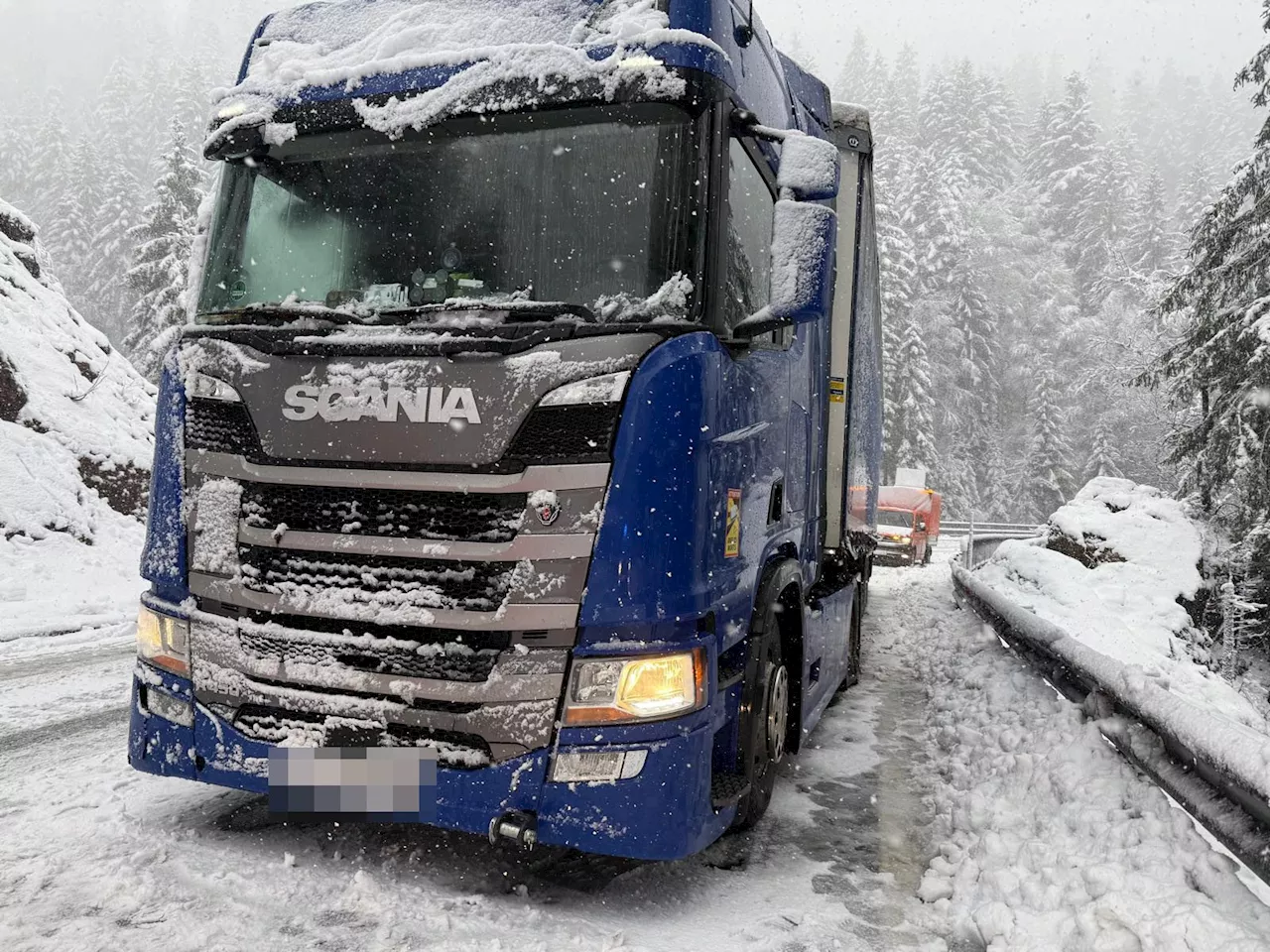 Lkw-Fahrer aus Simbabwe erlebt ersten Schnee und bastelt Schneeketten aus Spanngurten