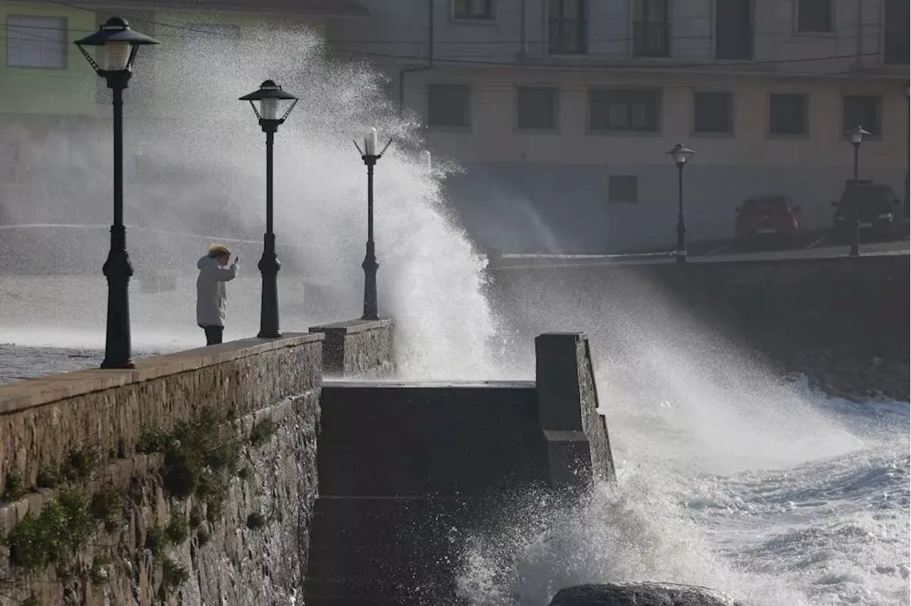 España bajo aviso por 'Herminia': olas, vientos y nieve afectan a la mitad del país