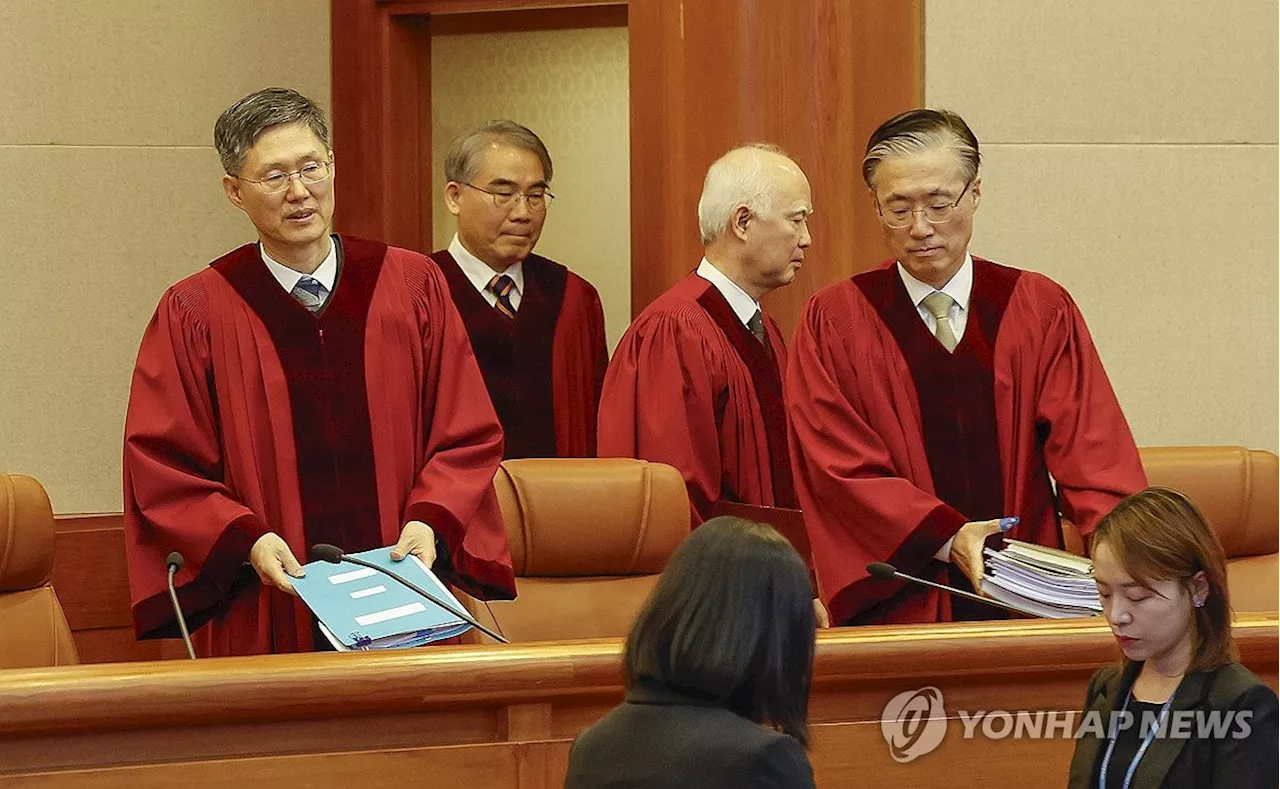 與 '헌재 편향성 한계 넘어…문형배·이미선, 사건 회피해야'(종합)