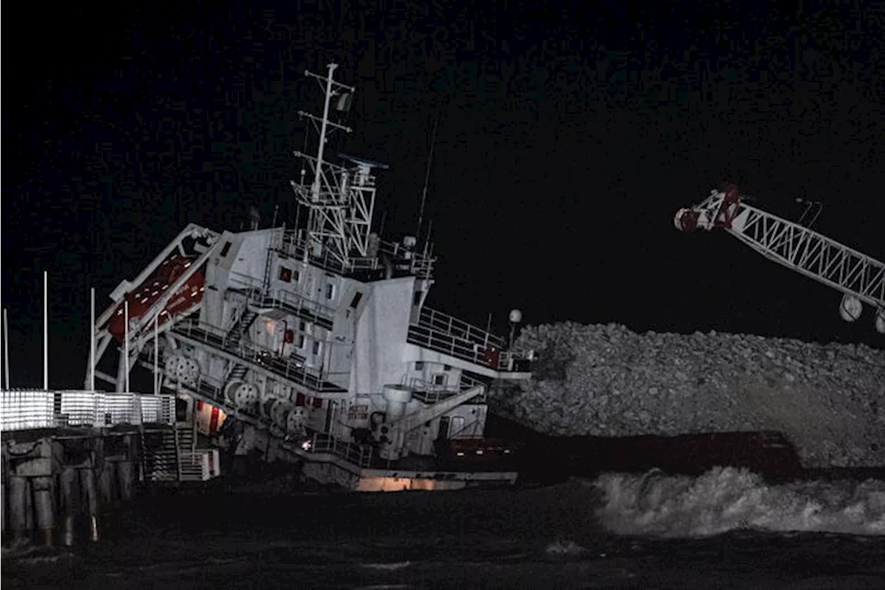 Nave Guang Rong si scontra contro pontile al porto di Marina di Massa