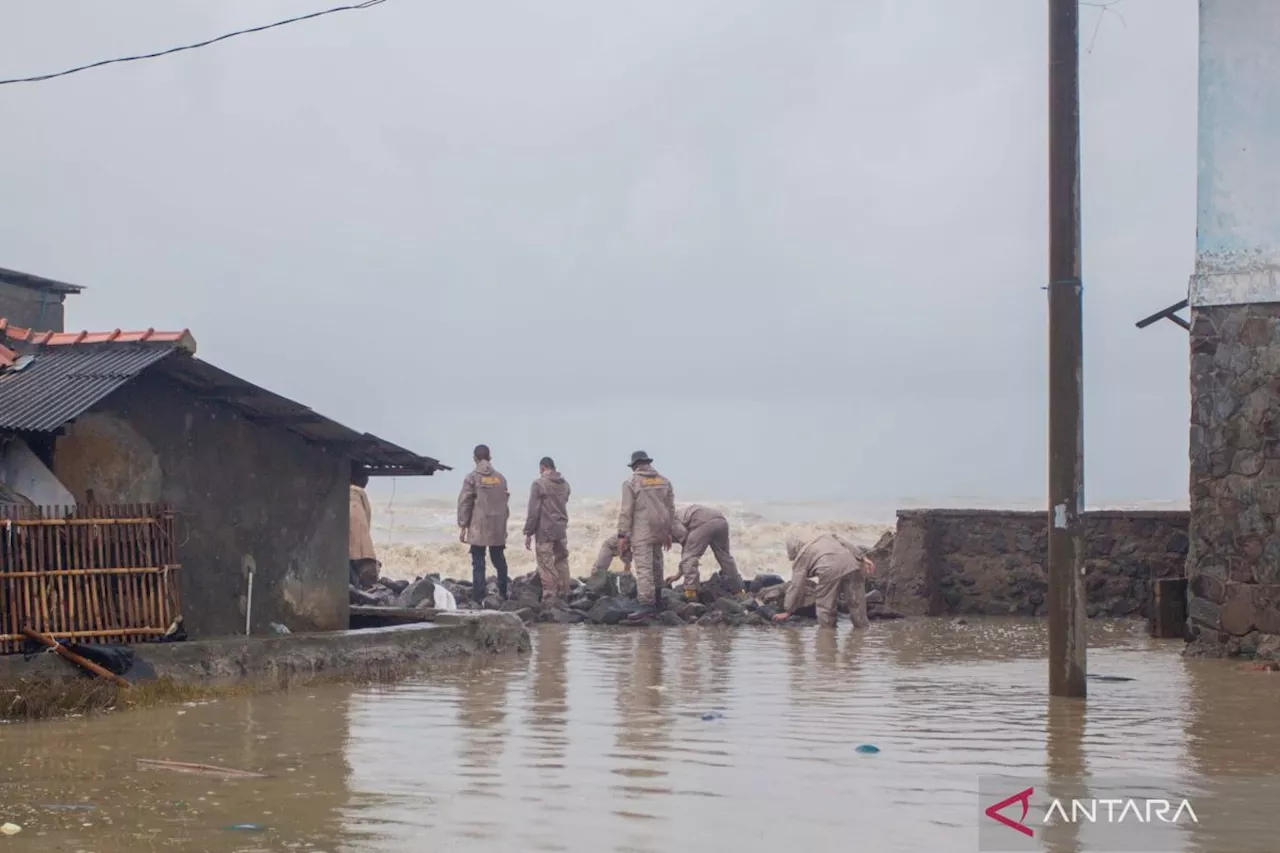 Personel Polres Indramayu Bantu Tangani Jebol Tanggul Akibat Banjir Rob