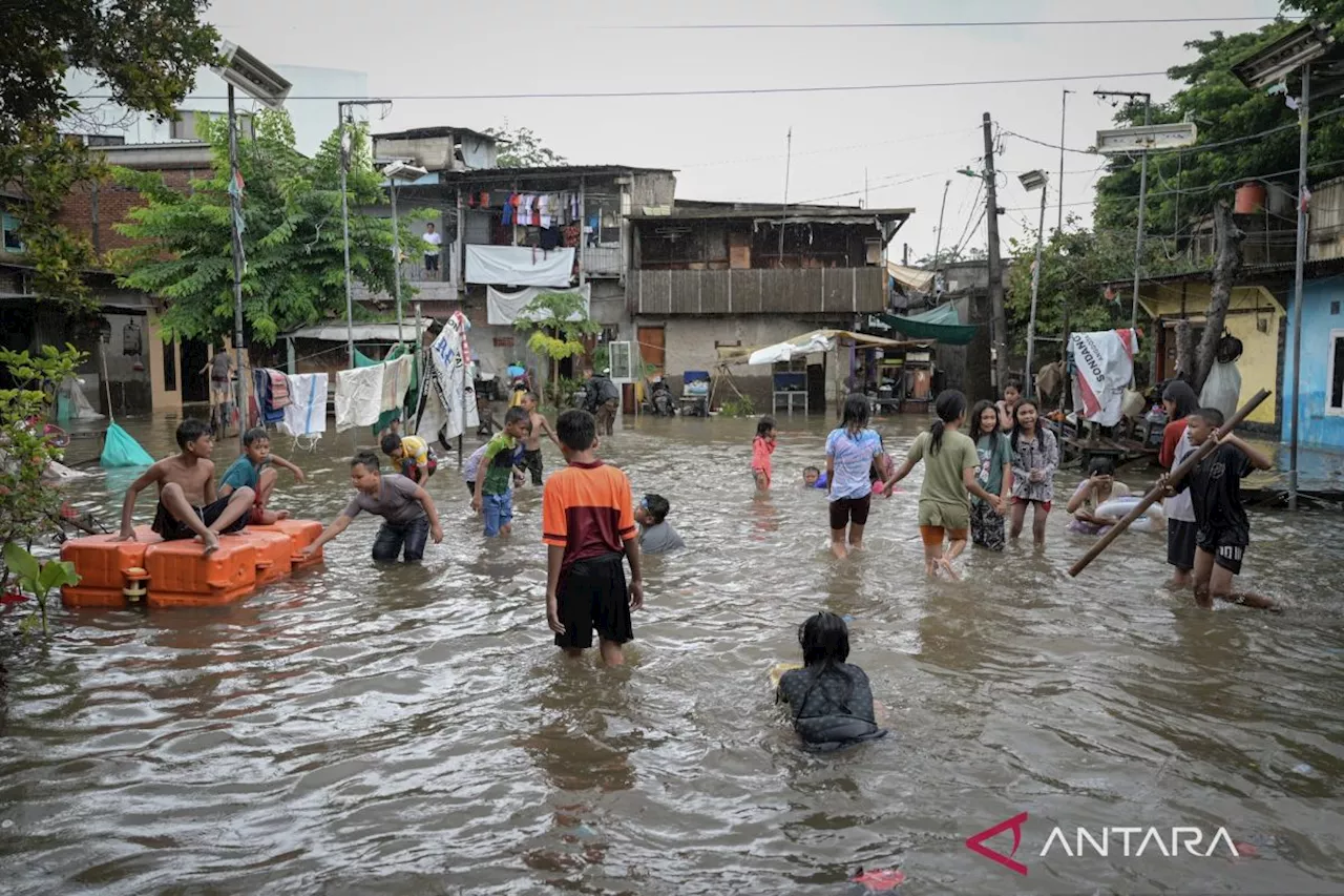 Sebanyak 54 RT dan 23 ruas jalan tergenang banjir akibat hujan lebat di Jakarta sejak Selasa