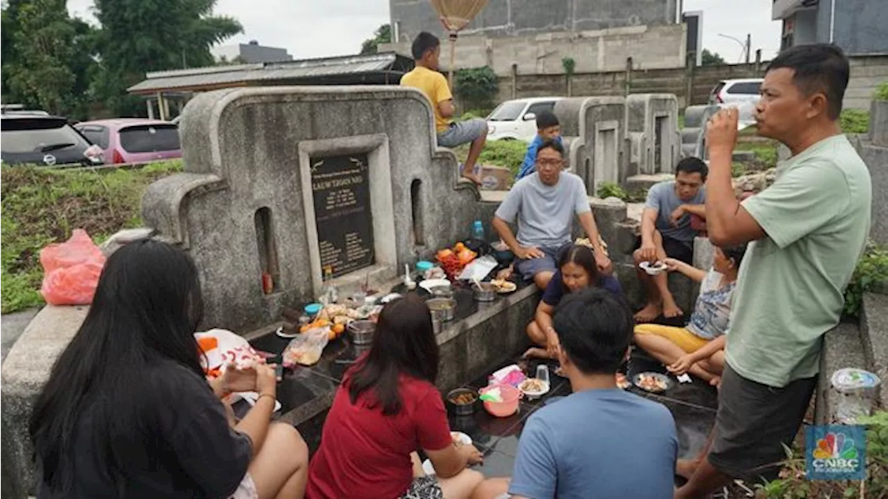 Ritual Maybong di Tangerang: Warga Tionghoa Rayakan Imlek dengan Ziarah Kubur