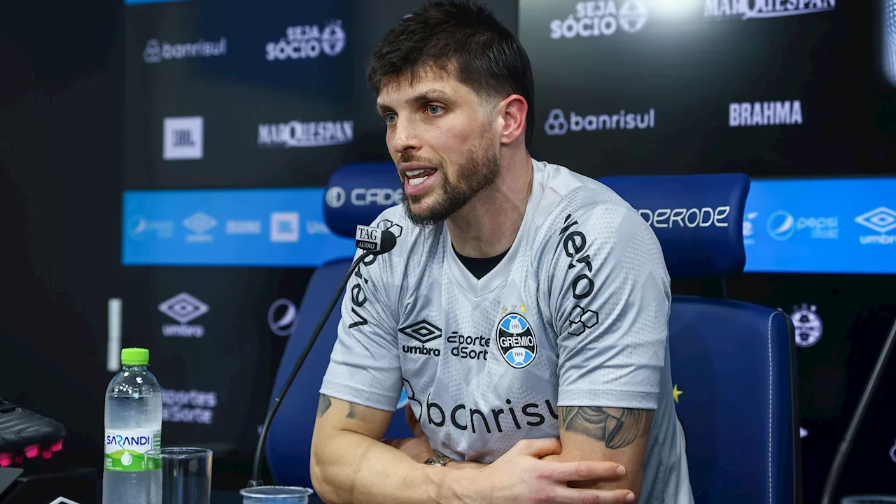 Tiago Volpi é apresentado como novo goleiro do Grêmio